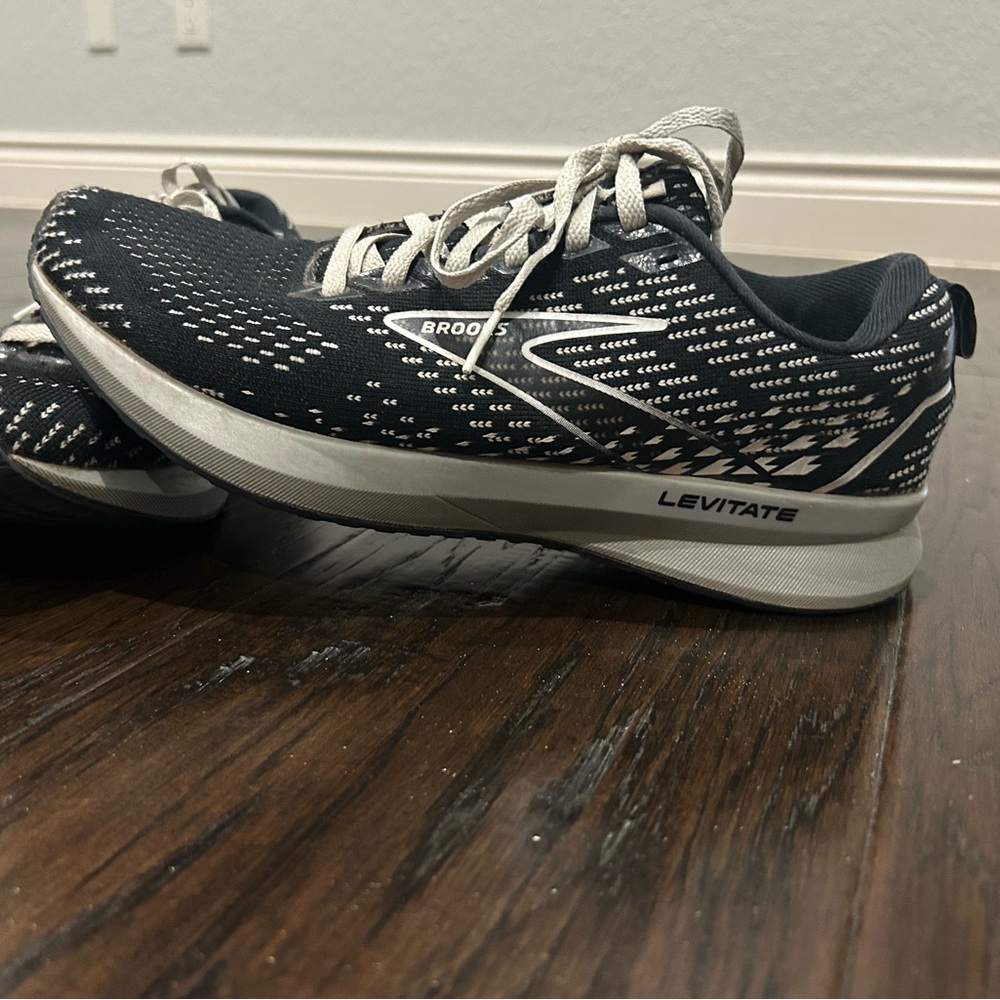 Brooks Women Levitate GTS 5 Black White Silver Size 10